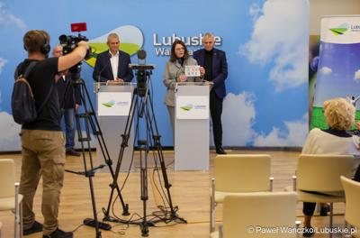 Uczestnicy konferencji prasowej zapowiadającej II Święto Produktu Regionalnego Powiatu Nowosolskiego