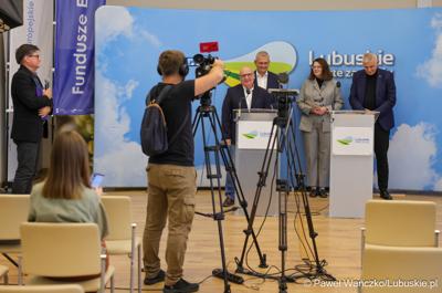 Uczestnicy konferencji prasowej zapowiadającej II Święto Produktu Regionalnego Powiatu Nowosolskiego