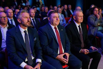 W Centrum Kształcenia Zawodowego i Ustawicznego „Elektryk” w Nowej Soli odbyła się konferencja z okazji otwarcia Branżowego Centrum Umiejętności w dziedzinie elektromobilności. W wydarzeniu wziął udział wicemarszałek Grzegorz Potęga.