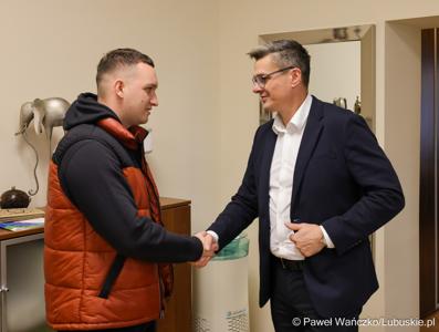 Marszałek Województwa Lubuskiego Sebastian Ciemnoczołowski wita laureata konkursu Macieja Gawlika 