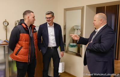 Od lewej laureat konkursu Maciej Gawlik, Marszałek Województwa Lubuskiego Sebastian Ciemnoczołowski oraz dyr Departamentu Infrastruktury Transportowej Arkadiusz Mieczyński