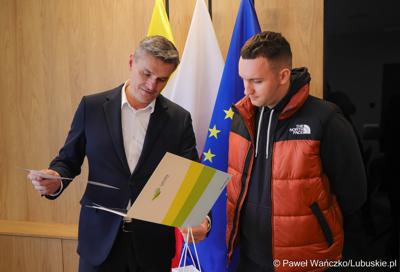 Marszałek Województwa Lubuskiego Sebastian Ciemnoczołowski oraz laureat konkursu Maciej Gawlik