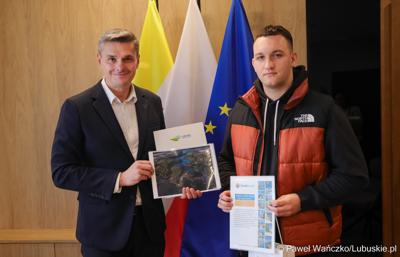 Marszałek Województwa Lubuskiego Sebastian Ciemnoczołowski oraz laureat konkursu Maciej Gawlik