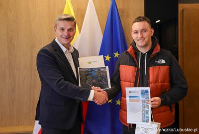 Marszałek Województwa Lubuskiego Sebastian Ciemnoczołowski oraz laureat konkursu Maciej Gawlik