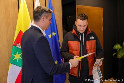 Marszałek Województwa Lubuskiego Sebastian Ciemnoczołowski oraz laureat konkursu Maciej Gawlik