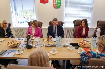 W piątek, 10 października 2025 r. w Urzędzie Marszałkowskim Województwa Lubuskiego odbyło się posiedzenie Rady Kobiet Województwa Lubuskiego. Sebastian Ciemnoczołowski po raz pierwszy jako nowy Marszałek Województwa Lubuskiego spotkał się z członkiniami Rady. 