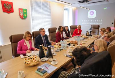 W piątek, 10 października 2025 r. w Urzędzie Marszałkowskim Województwa Lubuskiego odbyło się posiedzenie Rady Kobiet Województwa Lubuskiego. Sebastian Ciemnoczołowski po raz pierwszy jako nowy Marszałek Województwa Lubuskiego spotkał się z członkiniami Rady. 