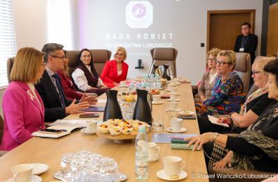 W piątek, 10 października 2025 r. w Urzędzie Marszałkowskim Województwa Lubuskiego odbyło się posiedzenie Rady Kobiet Województwa Lubuskiego. Sebastian Ciemnoczołowski po raz pierwszy jako nowy Marszałek Województwa Lubuskiego spotkał się z członkiniami Rady. 