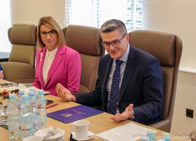 W piątek, 10 października 2025 r. w Urzędzie Marszałkowskim Województwa Lubuskiego odbyło się posiedzenie Rady Kobiet Województwa Lubuskiego. Sebastian Ciemnoczołowski po raz pierwszy jako nowy Marszałek Województwa Lubuskiego spotkał się z członkiniami Rady. 