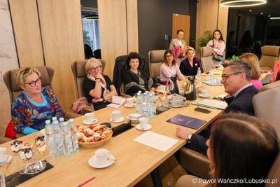 W piątek, 10 października 2025 r. w Urzędzie Marszałkowskim Województwa Lubuskiego odbyło się posiedzenie Rady Kobiet Województwa Lubuskiego. Sebastian Ciemnoczołowski po raz pierwszy jako nowy Marszałek Województwa Lubuskiego spotkał się z członkiniami Rady. 