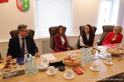 W piątek, 10 października 2025 r. w Urzędzie Marszałkowskim Województwa Lubuskiego odbyło się posiedzenie Rady Kobiet Województwa Lubuskiego. Sebastian Ciemnoczołowski po raz pierwszy jako nowy Marszałek Województwa Lubuskiego spotkał się z członkiniami Rady. 