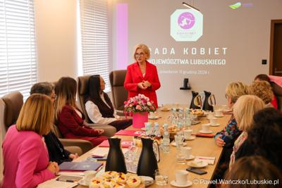 W piątek, 10 października 2025 r. w Urzędzie Marszałkowskim Województwa Lubuskiego odbyło się posiedzenie Rady Kobiet Województwa Lubuskiego. Sebastian Ciemnoczołowski po raz pierwszy jako nowy Marszałek Województwa Lubuskiego spotkał się z członkiniami Rady. 