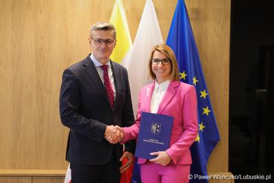 W piątek, 10 października 2025 r. w Urzędzie Marszałkowskim Województwa Lubuskiego odbyło się posiedzenie Rady Kobiet Województwa Lubuskiego. Sebastian Ciemnoczołowski po raz pierwszy jako nowy Marszałek Województwa Lubuskiego spotkał się z członkiniami Rady. 