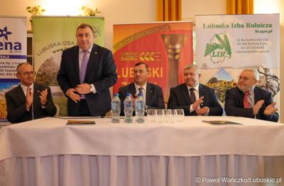 W piątek, 10 października 2025 roku w Hotelu Nadodrzański Dwór w Nowej Soli odbyła się debata pt. „Aktualna sytuacja w rolnictwie”, zorganizowana w ramach Gali Lubuskiego Złotego Kłosa. 