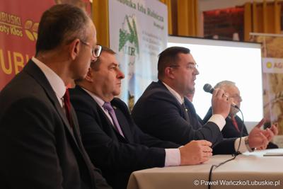 W piątek, 10 października 2025 roku w Hotelu Nadodrzański Dwór w Nowej Soli odbyła się debata pt. „Aktualna sytuacja w rolnictwie”, zorganizowana w ramach Gali Lubuskiego Złotego Kłosa. 