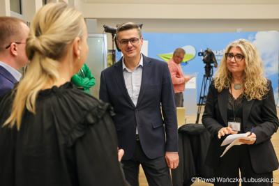 Podczas konferencji prasowej we wtorek (14 października 2025 r.) w Urzędzie Marszałkowskim w Zielonej Górze przypomniano o naborze na tegoroczne stypendia dla studentów kierunków medycznych

