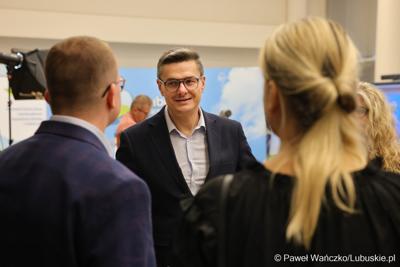 Podczas konferencji prasowej we wtorek (14 października 2025 r.) w Urzędzie Marszałkowskim w Zielonej Górze przypomniano o naborze na tegoroczne stypendia dla studentów kierunków medycznych
