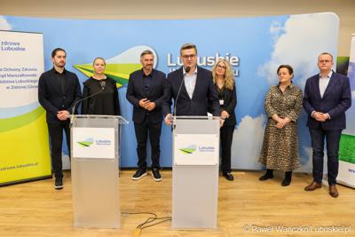 Podczas konferencji prasowej we wtorek (14 października 2025 r.) w Urzędzie Marszałkowskim w Zielonej Górze przypomniano o naborze na tegoroczne stypendia dla studentów kierunków medycznych
