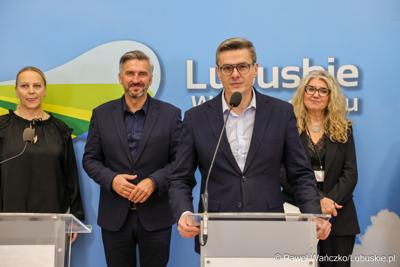 Marszałek Sebastian Ciemnoczołowski przypomniał, że w tym roku województwo ponownie ogłosiło nabór na stypendia dla studentów kierunków: lekarskiego, pielęgniarstwa oraz psychoterapii i psychologii klinicznej