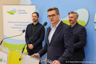 Podczas konferencji prasowej we wtorek (14 października 2025 r.) w Urzędzie Marszałkowskim w Zielonej Górze przypomniano o naborze na tegoroczne stypendia dla studentów kierunków medycznych
