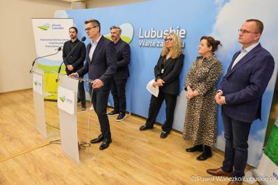 Podczas konferencji prasowej we wtorek (14 października 2025 r.) w Urzędzie Marszałkowskim w Zielonej Górze przypomniano o naborze na tegoroczne stypendia dla studentów kierunków medycznych
