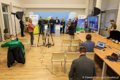 Podczas konferencji prasowej we wtorek (14 października 2025 r.) w Urzędzie Marszałkowskim w Zielonej Górze przypomniano o naborze na tegoroczne stypendia dla studentów kierunków medycznych
