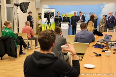 Podczas konferencji prasowej we wtorek (14 października 2025 r.) w Urzędzie Marszałkowskim w Zielonej Górze przypomniano o naborze na tegoroczne stypendia dla studentów kierunków medycznych
