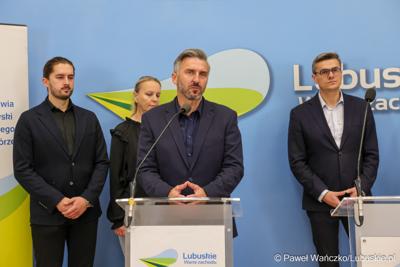 Podczas konferencji prasowej we wtorek (14 października 2025 r.) w Urzędzie Marszałkowskim w Zielonej Górze przypomniano o naborze na tegoroczne stypendia dla studentów kierunków medycznych
