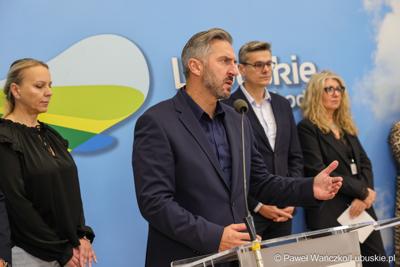 Podczas konferencji prasowej we wtorek (14 października 2025 r.) w Urzędzie Marszałkowskim w Zielonej Górze przypomniano o naborze na tegoroczne stypendia dla studentów kierunków medycznych
