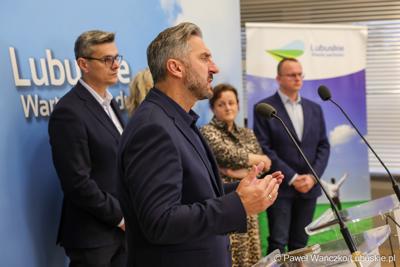 Podczas konferencji prasowej we wtorek (14 października 2025 r.) w Urzędzie Marszałkowskim w Zielonej Górze przypomniano o naborze na tegoroczne stypendia dla studentów kierunków medycznych
