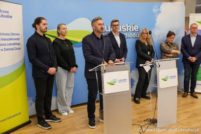 Podczas konferencji prasowej we wtorek (14 października 2025 r.) w Urzędzie Marszałkowskim w Zielonej Górze przypomniano o naborze na tegoroczne stypendia dla studentów kierunków medycznych
