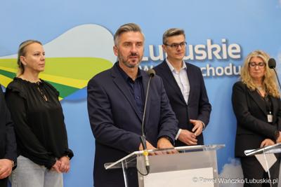 Podczas konferencji prasowej we wtorek (14 października 2025 r.) w Urzędzie Marszałkowskim w Zielonej Górze przypomniano o naborze na tegoroczne stypendia dla studentów kierunków medycznych
