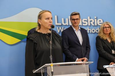 Podczas konferencji prasowej we wtorek (14 października 2025 r.) w Urzędzie Marszałkowskim w Zielonej Górze przypomniano o naborze na tegoroczne stypendia dla studentów kierunków medycznych
