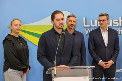 Podczas konferencji prasowej we wtorek (14 października 2025 r.) w Urzędzie Marszałkowskim w Zielonej Górze przypomniano o naborze na tegoroczne stypendia dla studentów kierunków medycznych
