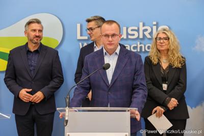 Podczas konferencji prasowej we wtorek (14 października 2025 r.) w Urzędzie Marszałkowskim w Zielonej Górze przypomniano o naborze na tegoroczne stypendia dla studentów kierunków medycznych
