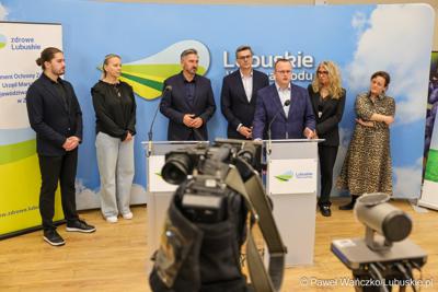 Podczas konferencji prasowej we wtorek (14 października 2025 r.) w Urzędzie Marszałkowskim w Zielonej Górze przypomniano o naborze na tegoroczne stypendia dla studentów kierunków medycznych
