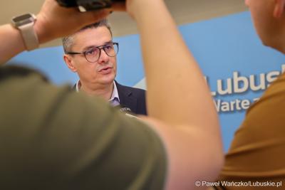 Podczas konferencji prasowej we wtorek (14 października 2025 r.) w Urzędzie Marszałkowskim w Zielonej Górze przypomniano o naborze na tegoroczne stypendia dla studentów kierunków medycznych
