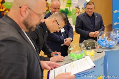 Zwycięzców w trzech kategoriach głównych i czterech dodatkowych pomagali wyłonić wicemarszałkowie województwa lubuskiego – Grzegorz Potęga i Hubert Harasimowicz.

