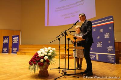 Marszałek województwa lubuskiego Sebastian Ciemnoczołowski oraz członkini zarządu Anna Chinalska