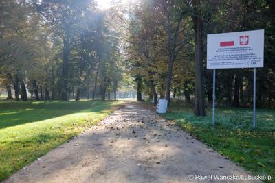 Odnowiony park, położony przy Centrum Leczenia Dzieci i Młodzieży w Zaborze