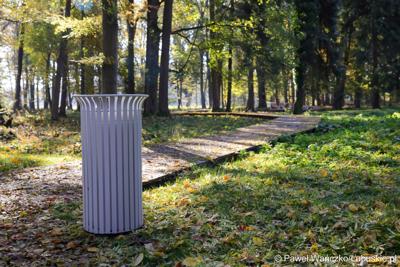 Odnowiony park, położony przy Centrum Leczenia Dzieci i Młodzieży w Zaborze