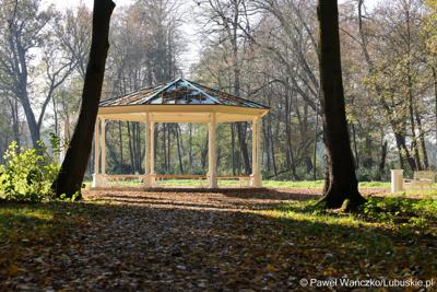 Odnowiony park, położony przy Centrum Leczenia Dzieci i Młodzieży w Zaborze