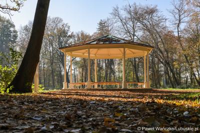 Odnowiony park, położony przy Centrum Leczenia Dzieci i Młodzieży