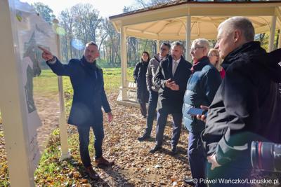 Odnowiony park, położony przy Centrum Leczenia Dzieci i Młodzieży, został oficjalnie zaprezentowany 20 października 2025 r. Zanim jednak doszło do symbolicznego otwarcia terenu, już był on chętnie odwiedzany. 