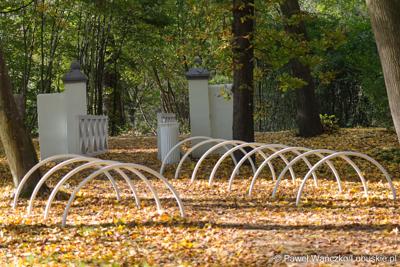 Odnowiony park, położony przy Centrum Leczenia Dzieci i Młodzieży w Zaborze