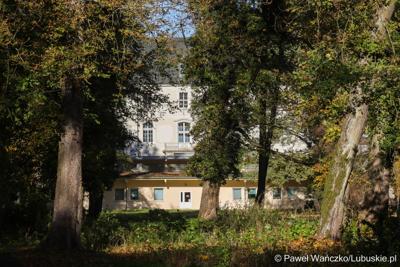 Odnowiony park, położony przy Centrum Leczenia Dzieci i Młodzieży, został oficjalnie zaprezentowany 20 października 2025 r.