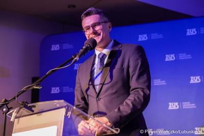 Marszałek województwa Sebastian Ciemnoczołowski przemawia na uroczystości z okazji 80-lecia Oddziału Zakładu Ubezpieczeń Społecznych w Zielonej Górze