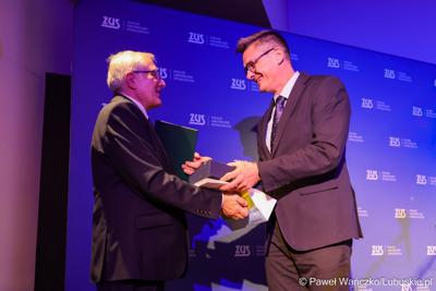 Marszałek województwa Sebastian Ciemnoczołowski złożył na ręce dyrektora ZUS jubileuszową statuetkę i podziękował za wieloletnią współpracę instytucji z samorządem województwa.