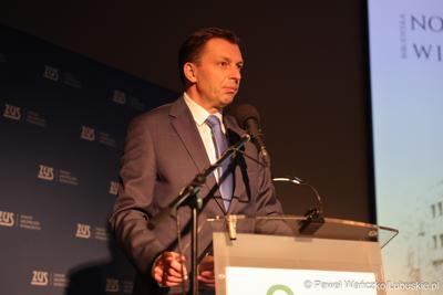 Wiceprezes Zakładu Ubezpieczeń Społecznych Mariusz Jedynak przemawia na uroczystości z okazji 80-lecia Oddziału Zakładu Ubezpieczeń Społecznych w Zielonej Górze
