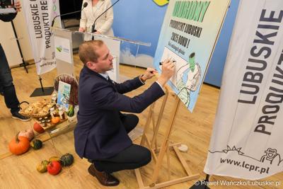 28 października 2025 r. podczas konferencji prasowej w urzędzie marszałkowskim w Zielonej Górze poznaliśmy wyniki konkursu „Ulubiony Producent Lubuski 2025”. 